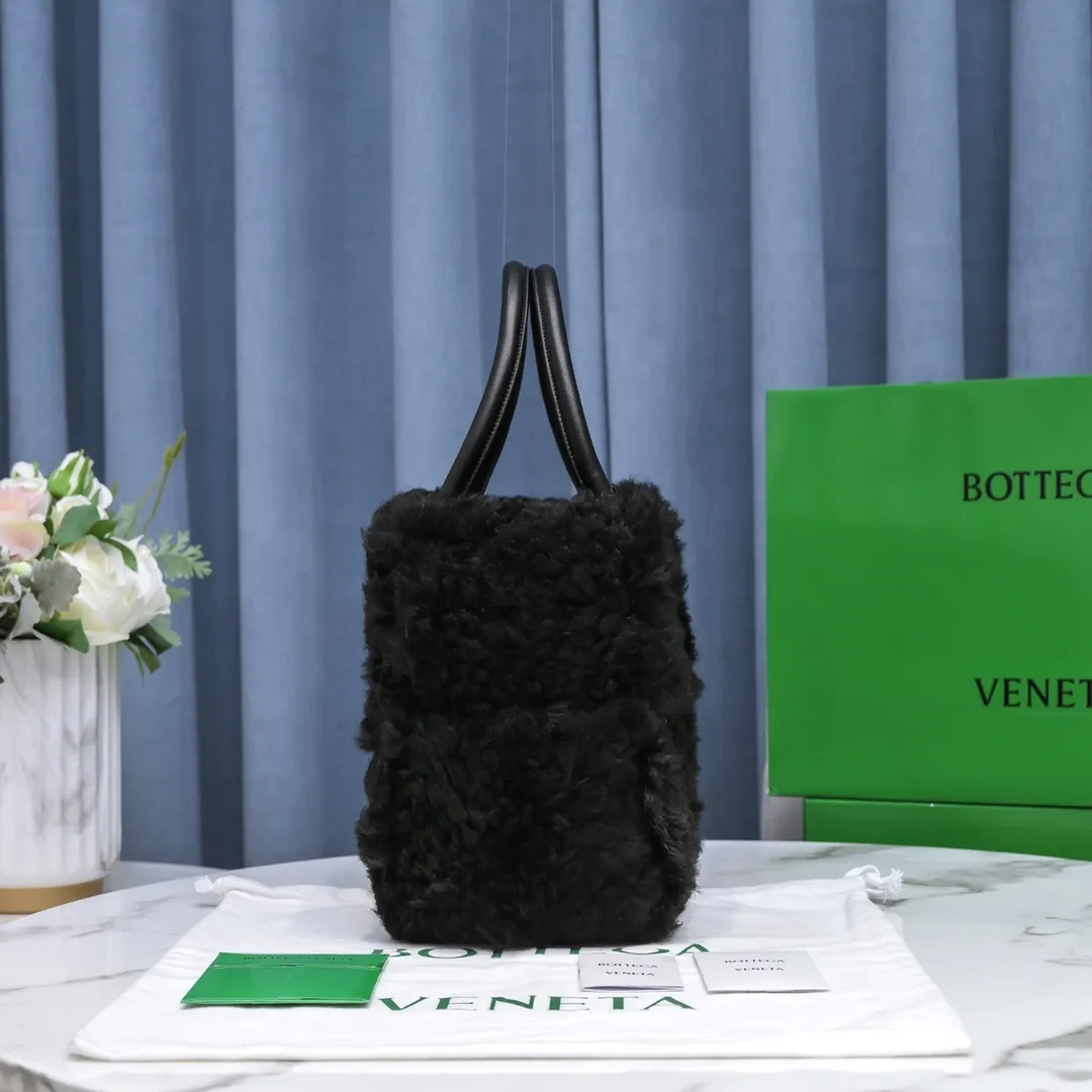 The black 🐱BV arco tote is a fluffy style. It’s here, it’s here, it’s here with the fluff. You’ll know how cute it is when you see the real thing! The soft and fluffy feel is really great. Rua, this year’s furry style, I stand on bv! ! Whether it is a jodie cloud bag or a tote, not all curly teddy fur can be used to make goods. The curl size of the fur directly affects the similarity of the entire bag. Material: full fur and lambskin ➕ lambskin lining is much more expensive than full leather! Again, if you don’t develop ZP without it, of course you have to be willing to spend money. Size: 36*24*12